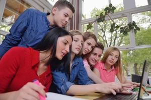 glückliche Teenagergruppe in der Schule foto