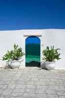 blaue Tür in Ostuni Italien Apulien foto