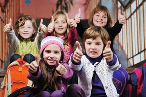 glückliche kindergruppe in der schule foto