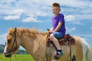 Kind reitet Pony foto