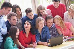 glückliche Teenagergruppe in der Schule foto