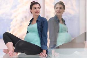 schwangere Frauen sitzen auf dem Boden foto
