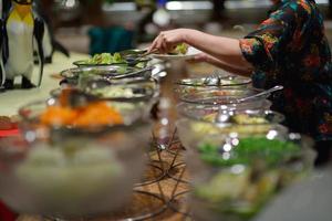 Blick auf das Essen vom Buffet foto