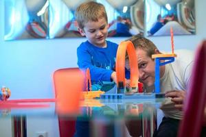 vater und kinder spielen autospielzeugspiel foto