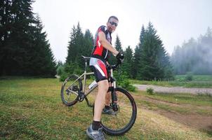 Mountainbike-Fahrt im Freien foto