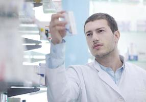 apotheker chemiker mann in der apotheke drogerie foto