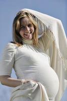 glückliche junge schwangere Frau im Freien foto