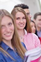 glückliche Teenagergruppe in der Schule foto