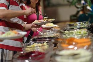 Blick auf das Essen vom Buffet foto