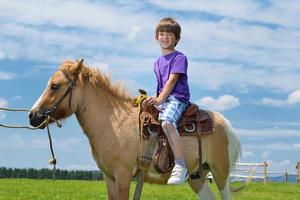 Kind reitet Pony foto