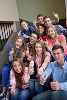 glückliche Teenagergruppe in der Schule foto