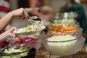 Blick auf das Essen vom Buffet foto