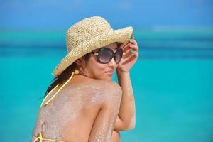 schöne Frau am tropischen Strand entspannen foto