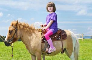 Kind reitet Pony foto