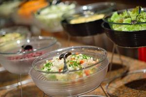 Blick auf das Essen vom Buffet foto