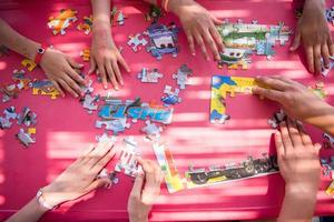 Draufsicht auf Kinderhände, die mit Puzzles spielen foto