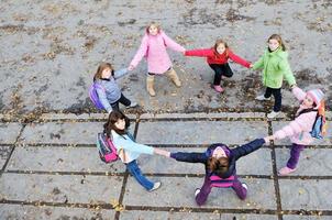 freundschafts- und teamwork-konzept mit jungen schulmädchengruppen foto