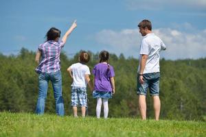 glückliche junge familie viel spaß im freien foto