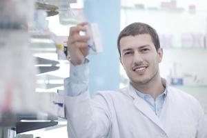 apotheker chemiker mann in der apotheke drogerie foto