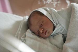 neugeborenes baby, das im krankenhaus im bett schläft foto