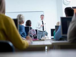 schüler mit lehrer im computerlabor classrom foto