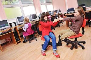 es Bildung mit Kindern in der Schule foto