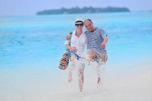 glückliches junges Paar viel Spaß am Strand foto