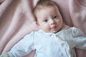 glückliches neugeborenes kleines baby smilling foto