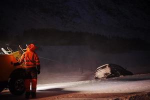 Auto wird nach Unfall im Schneesturm abgeschleppt foto