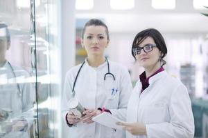 team der apothekerin chemikerin in der apotheke drogerie foto