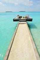 glückliches junges Paar viel Spaß am Strand foto