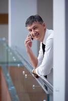 Geschäftsmann mit Telefon foto