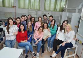 glückliche Teenagergruppe in der Schule foto