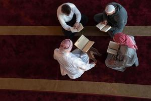 Muslime in der Moschee lesen gemeinsam den Koran foto
