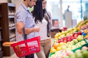 Paar in einem Supermarkt einkaufen foto