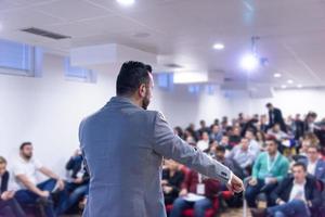 geschäftsmann, der präsentationen im konferenzraum gibt foto