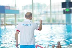 Kindergruppe im Schwimmbad foto