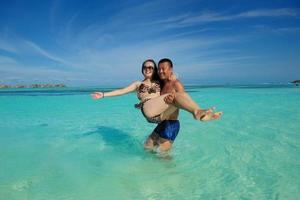 asiatische Paare, die den Sommer am Strand genießen foto