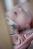 neugeborenes baby, das zu hause im bett schläft foto