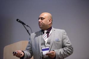 geschäftsmann, der präsentationen im konferenzraum gibt foto