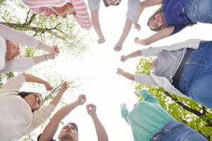 junge freunde, die draußen im park zusammen bleiben foto