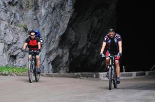 Freundschaft im Freien auf dem Mountainbike foto