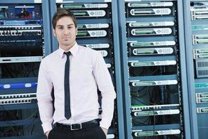 junger IT-Ingenieur im Serverraum des Rechenzentrums foto