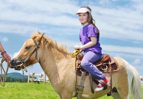 Kind reitet Pony foto