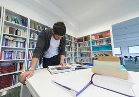 Schülerstudium in der Schulbibliothek foto