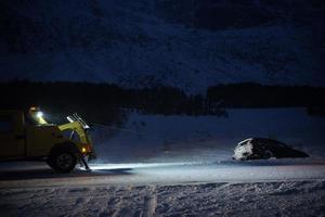 Auto wird nach Unfall im Schneesturm abgeschleppt foto