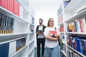 Schülergruppe in der Schulbibliothek foto