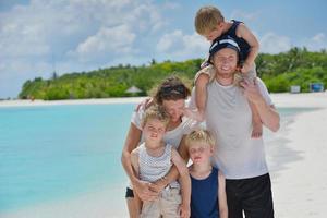 glückliche Familie im Urlaub foto