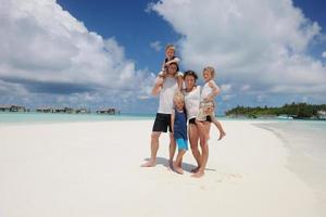 glückliche Familie im Urlaub foto