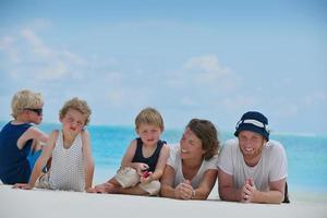 glückliche Familie im Urlaub foto